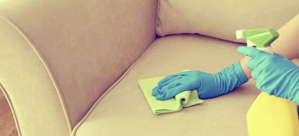 Cómo limpiar la tela de tu sofá en Muebles Madrid